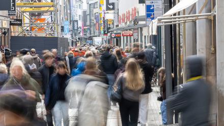 23.10.2025, Nordrhein-Westfalen, Köln: Passanten sind in der Fußgängerzone Hohe Straße unterwegs.
