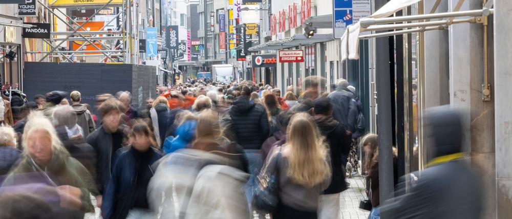 23.10.2025, Nordrhein-Westfalen, Köln: Passanten sind in der Fußgängerzone Hohe Straße unterwegs.
