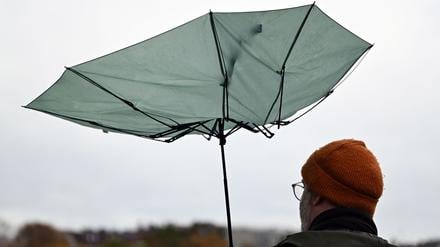 Starke Wolken und gelegentlich etwas Regen erwartet der DWD für Dienstag und Mittwoch. (Symbolbild)