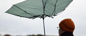 Starke Wolken und gelegentlich etwas Regen erwartet der DWD für Dienstag und Mittwoch. (Symbolbild)