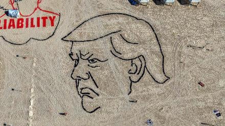 Eine Installation mit dem Konterfei von US-Präsident Donald Trump an einem Strand in Tel Aviv.