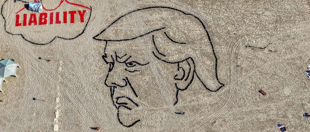 Eine Installation mit dem Konterfei von US-Präsident Donald Trump an einem Strand in Tel Aviv