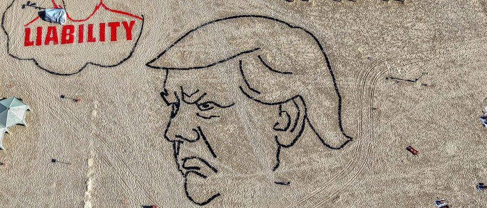 Eine Installation mit dem Konterfei von US-Präsident Donald Trump an einem Strand in Tel Aviv