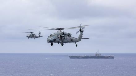 Ein MH-60R Sea Hawk-Hubschrauber des Helicopter Maritime Strike Squadron HSM 71 (links) und ein MH-60S Sea Hawk-Hubschrauber des Helicopter Sea Combat Squadron HSC 14 operieren am 2. August 2024 vom Flugzeugträger der Nimitz-Klasse USS Abraham Lincoln CVN 72 im Pazifischen Ozean aus (Symbolbild).