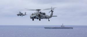 Ein MH-60R Sea Hawk-Hubschrauber des Helicopter Maritime Strike Squadron HSM 71 (links) und ein MH-60S Sea Hawk-Hubschrauber des Helicopter Sea Combat Squadron HSC 14 operieren am 2. August 2024 vom Flugzeugträger der Nimitz-Klasse USS Abraham Lincoln CVN 72 im Pazifischen Ozean aus (Symbolbild).