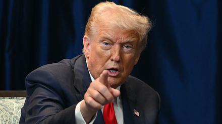 US-Präsident Donald Trump gestikuliert während eines bilateralen Treffens mit dem brasilianischen Präsidenten Luiz Inacio Lula da Silva am Rande des 47. Gipfeltreffens der Vereinigung südostasiatischer Staaten (ASEAN) in Kuala Lumpur am 26. Oktober 2025.