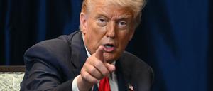 US-Präsident Donald Trump gestikuliert während eines bilateralen Treffens mit dem brasilianischen Präsidenten Luiz Inacio Lula da Silva am Rande des 47. Gipfeltreffens der Vereinigung südostasiatischer Staaten (ASEAN) in Kuala Lumpur am 26. Oktober 2025.