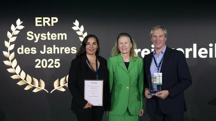 Gold Award - ERP System des Jahres - Kategorie KI Özlem Doger-Herter, Chantal Ruppert, Dr. Jörg Haas // Weiterer Text über ots und www.presseportal.de/nr/78812 / Die Verwendung dieses Bildes für redaktionelle Zwecke ist unter Beachtung aller mitgeteilten Nutzungsbedingungen zulässig und dann auch honorarfrei. Veröffentlichung ausschließlich mit Bildrechte-Hinweis.