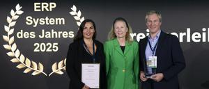 Gold Award - ERP System des Jahres - Kategorie KI Özlem Doger-Herter, Chantal Ruppert, Dr. Jörg Haas // Weiterer Text über ots und www.presseportal.de/nr/78812 / Die Verwendung dieses Bildes für redaktionelle Zwecke ist unter Beachtung aller mitgeteilten Nutzungsbedingungen zulässig und dann auch honorarfrei. Veröffentlichung ausschließlich mit Bildrechte-Hinweis.