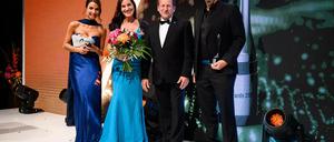 Strahlende Gesichter auf der Bühne: BGL-Präsident Thomas Banzhaf (2. v. r.) überreichte den Preis für das "Beste GaLaBau-Projekt Firmengarten" an die Geschäftsführung der Fuchs baut Gärten GmbH, Ludwig Fuchs (r.) und Balbina Fuchs (2. v. l.), für das Projekt "Grüne Visitenkarte". Moderatorin Lea Wagner (l.) führte durch den Abend. // Weiterer Text über ots und www.presseportal.de/nr/117960 / Die Verwendung dieses Bildes für redaktionelle Zwecke ist unter Beachtung aller mitgeteilten Nutzungsbedingungen zulässig und dann auch honorarfrei. Veröffentlichung ausschließlich mit Bildrechte-Hinweis.