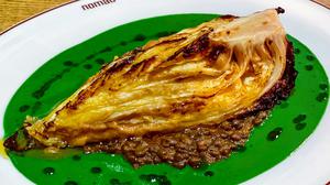Unprätentiöse Teller zum Teilen: Spitzkohl mit Spinat-Soubise im „Nomad“.