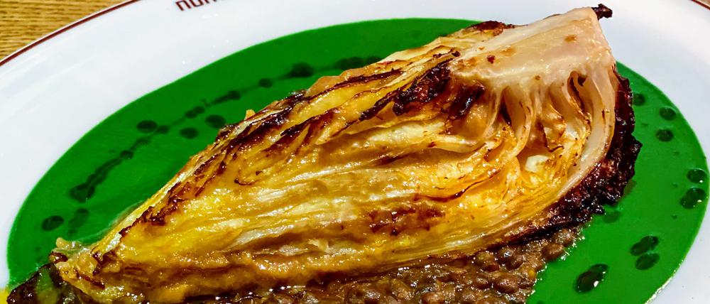 Unprätentiöse Teller zum Teilen: Spitzkohl mit Spinat-Soubise im „Nomad“.