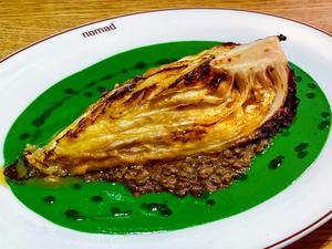 Unprätentiöse Teller zum Teilen: Spitzkohl mit Spinat-Soubise im „Nomad“.