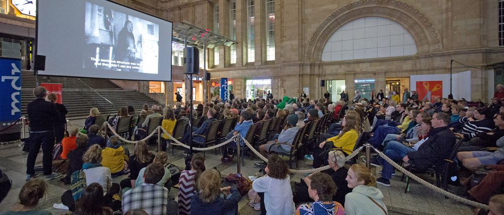 Beim ,,Special Screening“ im Leipziger Hauptbahnhof finden Festivalfilme ein großes Publikum.