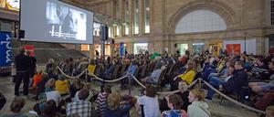 Beim ,,Special Screening“ im Leipziger Hauptbahnhof finden Festivalfilme ein großes Publikum.