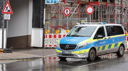 27.10.2025, Nordrhein-Westfalen, Remscheid: Ein Polizeifahrzeug parkt vor einer Einfahrt bei einer Razzia gegen organisierte Kriminalität.