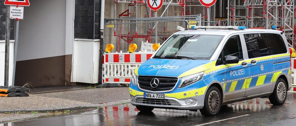 27.10.2025, Nordrhein-Westfalen, Remscheid: Ein Polizeifahrzeug parkt vor einer Einfahrt bei einer Razzia gegen organisierte Kriminalität.