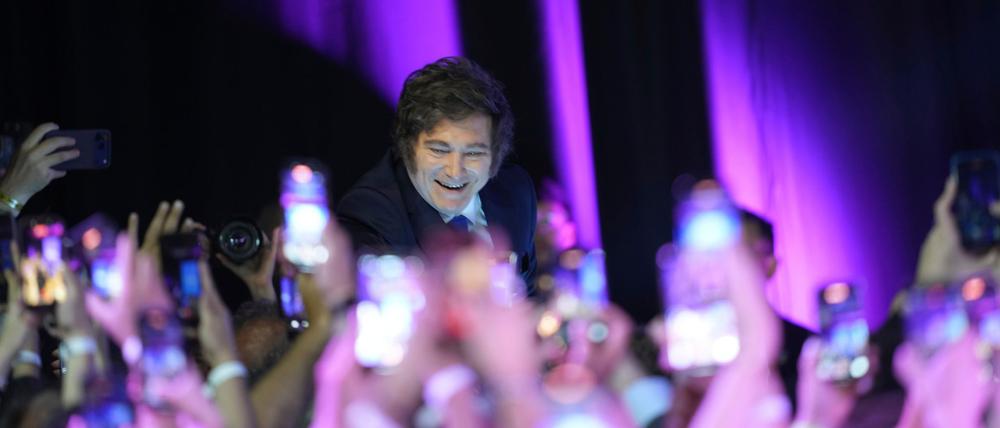 Argentiniens Präsident Javier Milei lächelt nach Schließung der Wahllokale bei der Parlamentswahl seinen Anhängern zu.