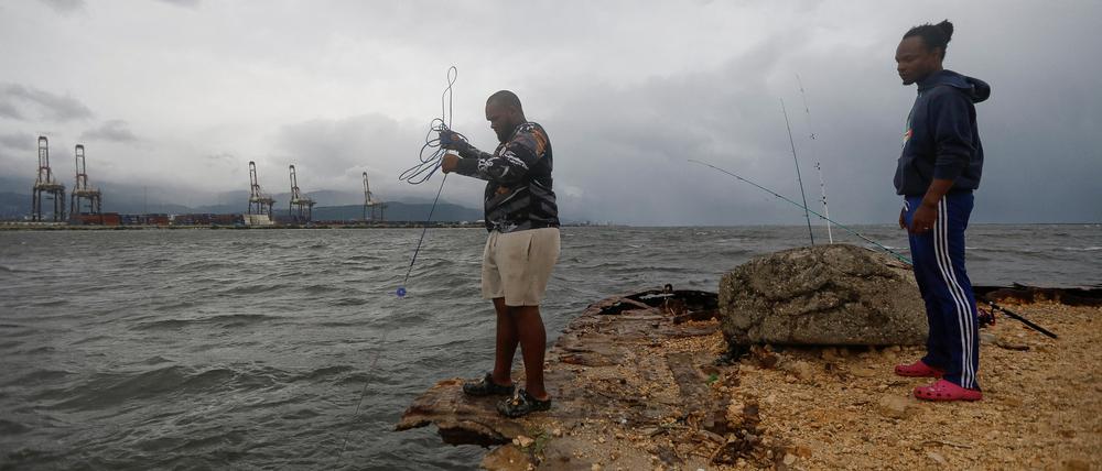 Zwei Männer fischten am Sonntag in Portmore.
