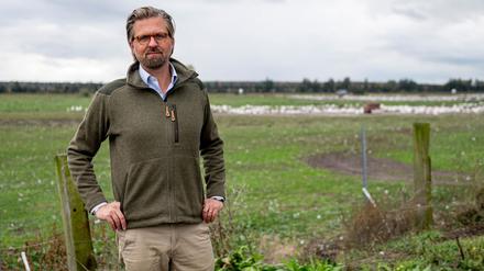 Malte Voigts, Betriebsleiter Spargelhof Kremmen, steht vor dem Gehege seiner Gänse. In Geflügelbetrieben, aber auch bei Kranichen, ist die Infektionskrankheit Geflügelpest nachgewiesen worden.