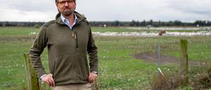 Malte Voigts, Betriebsleiter Spargelhof Kremmen, steht vor dem Gehege seiner Gänse. In Geflügelbetrieben, aber auch bei Kranichen, ist die Infektionskrankheit Geflügelpest nachgewiesen worden.