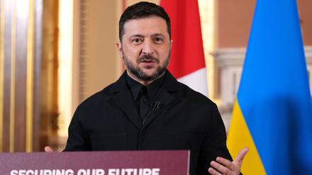 24.10.2025, Großbritannien, London: Der ukrainische Präsident Wolodymyr Selenskyj spricht auf einer Pressekonferenz nach einem Treffen der sogenannten „Koalition der Willigen“.