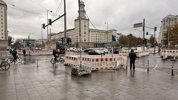Der Umbau am Frankfurter Tor in Friedrichhain hat begonnen.