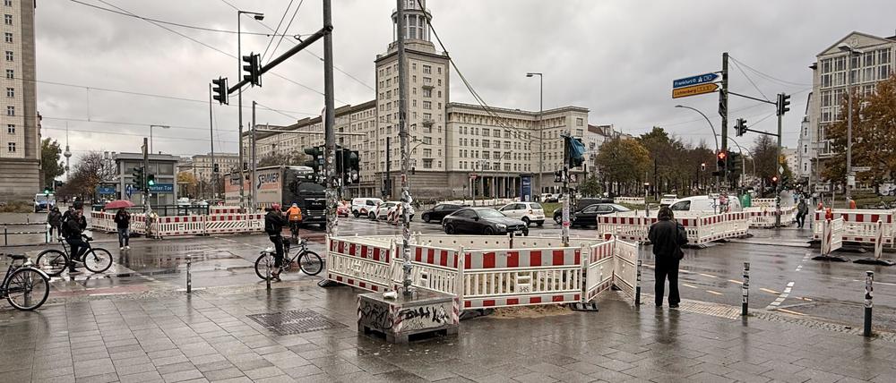 Der Umbau am Frankfurter Tor in Friedrichhain hat begonnen.
