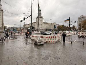 Der Umbau am Frankfurter Tor in Friedrichhain hat begonnen.
