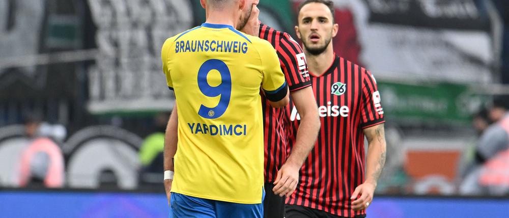 Erencan Yardimci von Eintracht Braunschweig fasst seinem Gegenspieler Boris Tomiak beim Derby gegen Hannover 96 mit beiden Händen an den Hals.