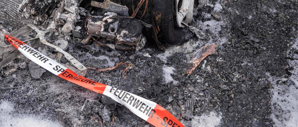 Ausgebrannte Fahrzeuge nach vermutlicher Brandstiftung. (Symbolbild)