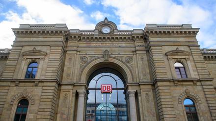 Das Empfangsgebäude vom Magdeburger Hauptbahnhof. Der Bahnhof im Zentrum der Landeshauptstadt von Sachsen-Anhalt ist ein wichtiger Schienenverkehrsknoten für den Regionalverkehr.