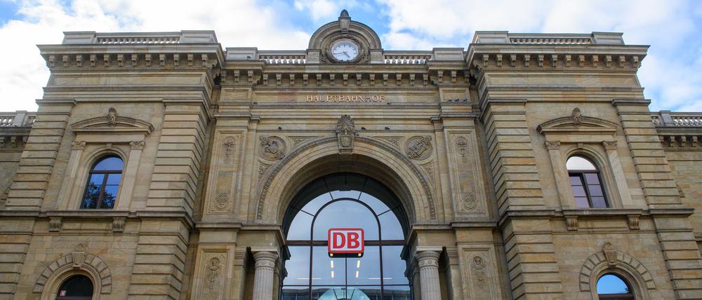 Das Empfangsgebäude vom Magdeburger Hauptbahnhof. Der Bahnhof im Zentrum der Landeshauptstadt von Sachsen-Anhalt ist ein wichtiger Schienenverkehrsknoten für den Regionalverkehr.