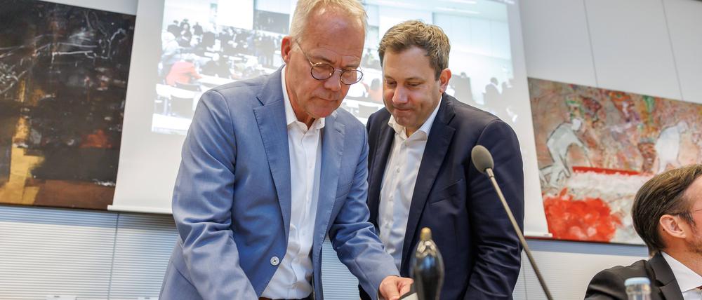 Brodeln in der Fraktion: Bundesfinanzminister Lars Klingbeil und Fraktionschef Matthias Miersch dürfte der wachsende Unmut ihrer Abgeordneten kaum entgehen.