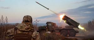 Ein ukrainischer Soldat an einem feuernden Geschütz. 