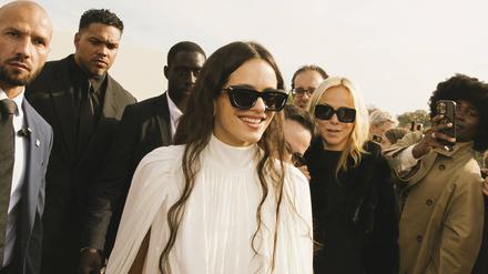 Rosalia mit einer Sonnenbrille und einem Lächeln im Gesicht.