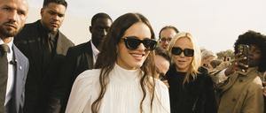 Rosalia mit einer Sonnenbrille und einem Lächeln im Gesicht.