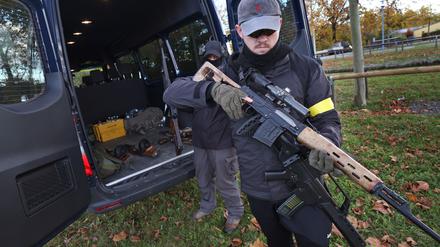 Soldaten der Bundeswehr, welche im Rahmen der Bundeswehr-Großübung «Marshal Power» in dem Szenarium eines Zugriffs auf eine Partisanengruppe als Waffenhändler verkleidet sind, stehen während der Übung auf einem Parkplatz.