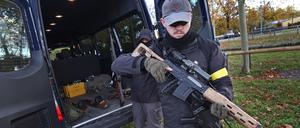 Soldaten der Bundeswehr, welche im Rahmen der Bundeswehr-Großübung «Marshal Power» in dem Szenarium eines Zugriffs auf eine Partisanengruppe als Waffenhändler verkleidet sind, stehen während der Übung auf einem Parkplatz.