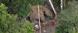 Drohnenaufnahme einer Gruppe „unkontaktierter“ Menschen im Amazonasgebiet (undatierte Aufnahme).