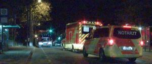 Polizei, Feuerwehr und Rettungsdienste sind in der Nacht auf Samstag am Hiroshima-Nagasaki-Platz und in der Virchowstraße im Einsatz.