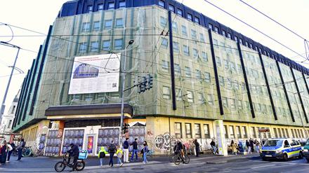Das HU-Gebäude in der Invalidenstraße sollte mal 2026z fertig saniert sein. Jetzt ist es so verfallen, dass es mit Millionen vor dem Einfluss der Witterung geschützt werden muss.