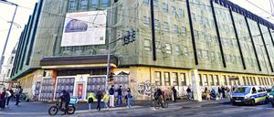 Das HU-Gebäude in der Invalidenstraße sollte mal 2026z fertig saniert sein. Jetzt ist es so verfallen, dass es mit Millionen vor dem Einfluss der Witterung geschützt werden muss.