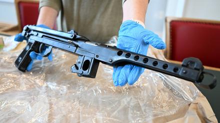 Die Polizei präsentierte sichergestellte Waffen.