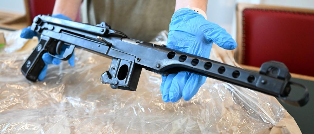 Die Polizei präsentierte sichergestellte Waffen.