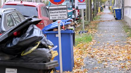 Übervolle Mülltonnen in der Babelsberger Turnstraße.