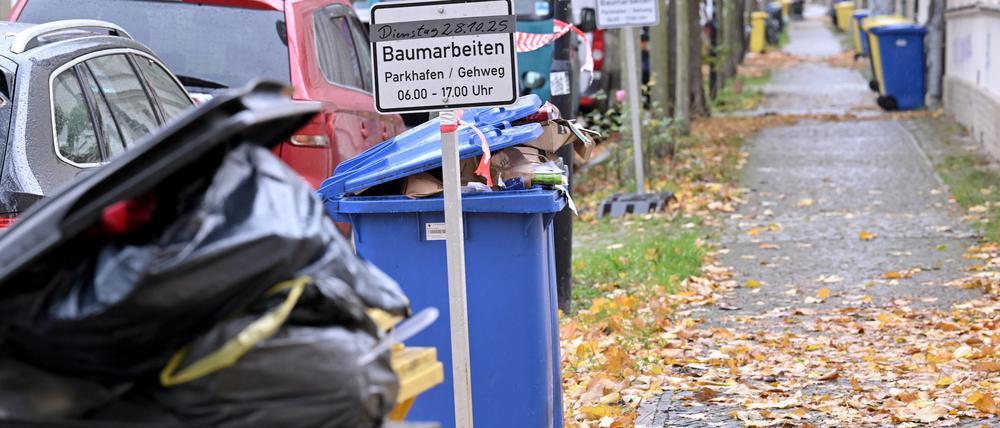 Übervolle Mülltonnen in der Babelsberger Turnstraße.