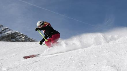 Skifahrer sind auf dem Zugspitzplatt unterwegs. (Symbolbild)
