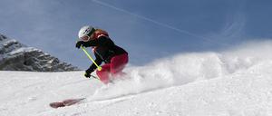 Skifahrer sind auf dem Zugspitzplatt unterwegs. (Symbolbild)