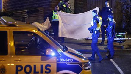 Die Polizei steht an dem Ort, an dem ein Mann erschossen aufgefunden wurde. Seit langem schon bekämpfen sich kriminelle Banden in Schweden, es geht unter anderem um die Kontrolle über den Drogenmarkt.